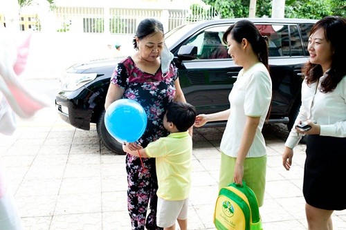 Ôm chặt lấy bà dù đã được cô giáo tặng bong bóng. Chùm ảnh: Đáng yêu những 'thiên thần nhỏ' ngày khai trường Chùm ảnh: Nữ sinh cực "xì tin" trong ngày khai trường